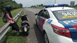 Video Viral! Pemotor Bersarung Nyasar Masuk Tol Semarang-Solo, Ini Penjelasannya
