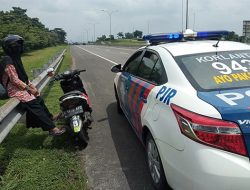 Video Viral! Pemotor Bersarung Nyasar Masuk Tol Semarang-Solo, Ini Penjelasannya