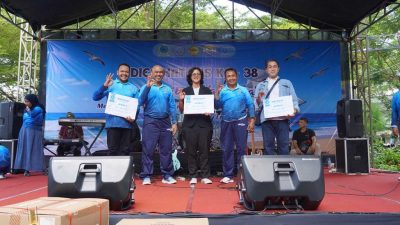 Joget Topeng Berhadiah Ponsel Bikin Heboh Jalan Sehat Dies Natalis ke-38 USM